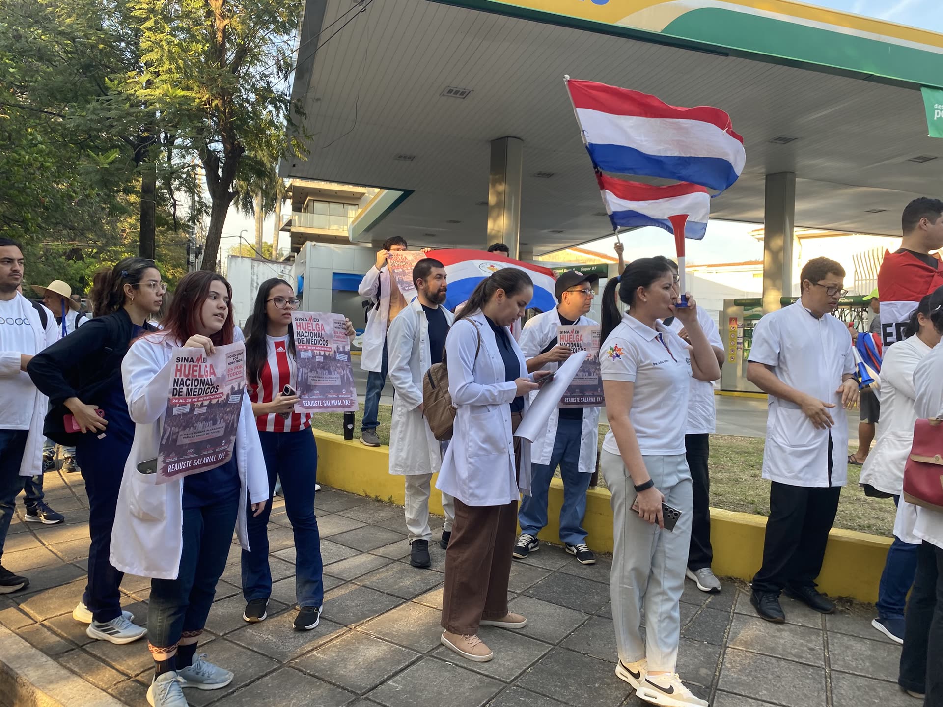 Médicos de SINAMED con volantes de la huelga nacional frente a un punto de concentración